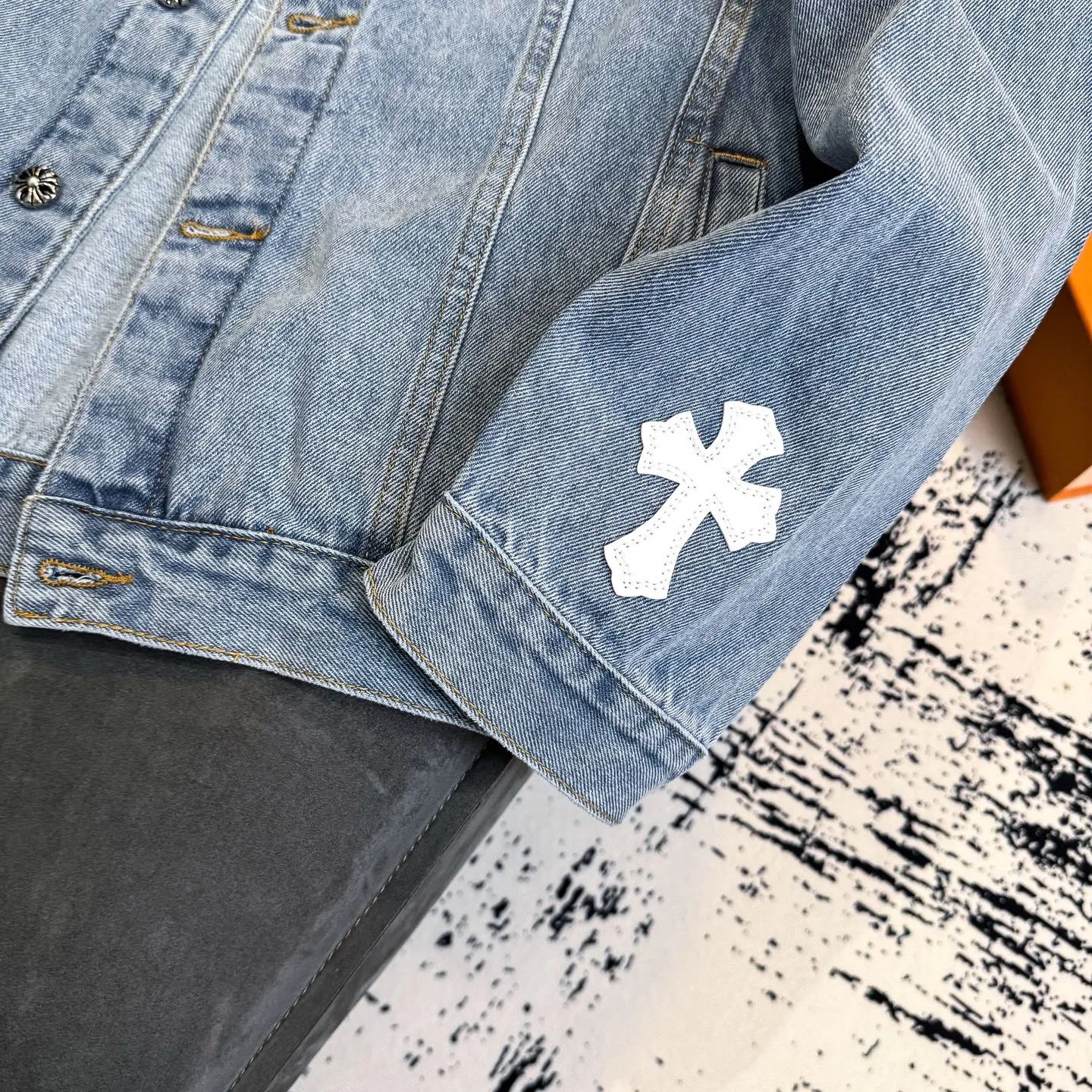 P270 Chrome/Hearts Chrome/Hearts Sanskrit embroidered cross-paved leather denim jacket. The whole piece of clothing is really heavy-duty. It is made of denim denim imported from Japan. It is washed after the finished product. The loss rate is very high. The overall distressed craftsmanship has a stylish upper body. The classic Sanskrit embroidery design on the back. The Behringer embroidery machine is precise and three-dimensional because of the old craftsmanship. From the hardware to the three labels, all molds are re-opened and made to order. 100% restored craftsmanship. Including the silver thread anti-counterfeiting, all are redone this year. All cross leathers are laser aligned. The leather difference is definitely not the same as the super fiber leather on the market. It uses this year’s new sheep leather. The finished embroidery guarantees the overall quality❗️ Color: light blue Size: S M L XL
